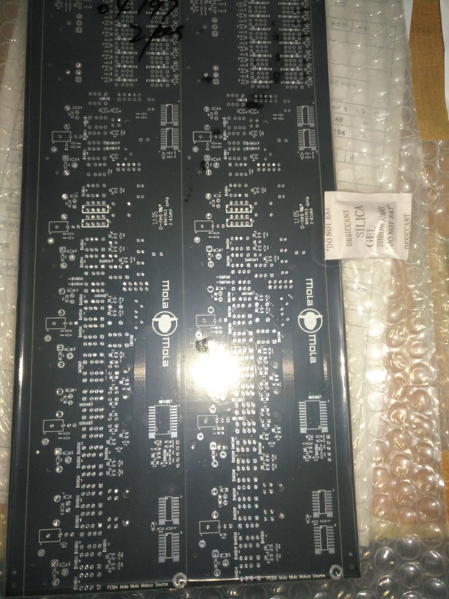 雖然是一個(gè)簡(jiǎn)單的雙面板，但是打樣出來(lái)的效果真的是沒(méi)話(huà)說(shuō)。就是正規(guī)大廠(chǎng)的出貨品質(zhì)，拿來(lái)生產(chǎn)也完全沒(méi)有問(wèn)題。FR-4的板子，350攝氏度焊30秒都不帶冒泡變色的，質(zhì)量非常滿(mǎn)意。 服務(wù)也很好