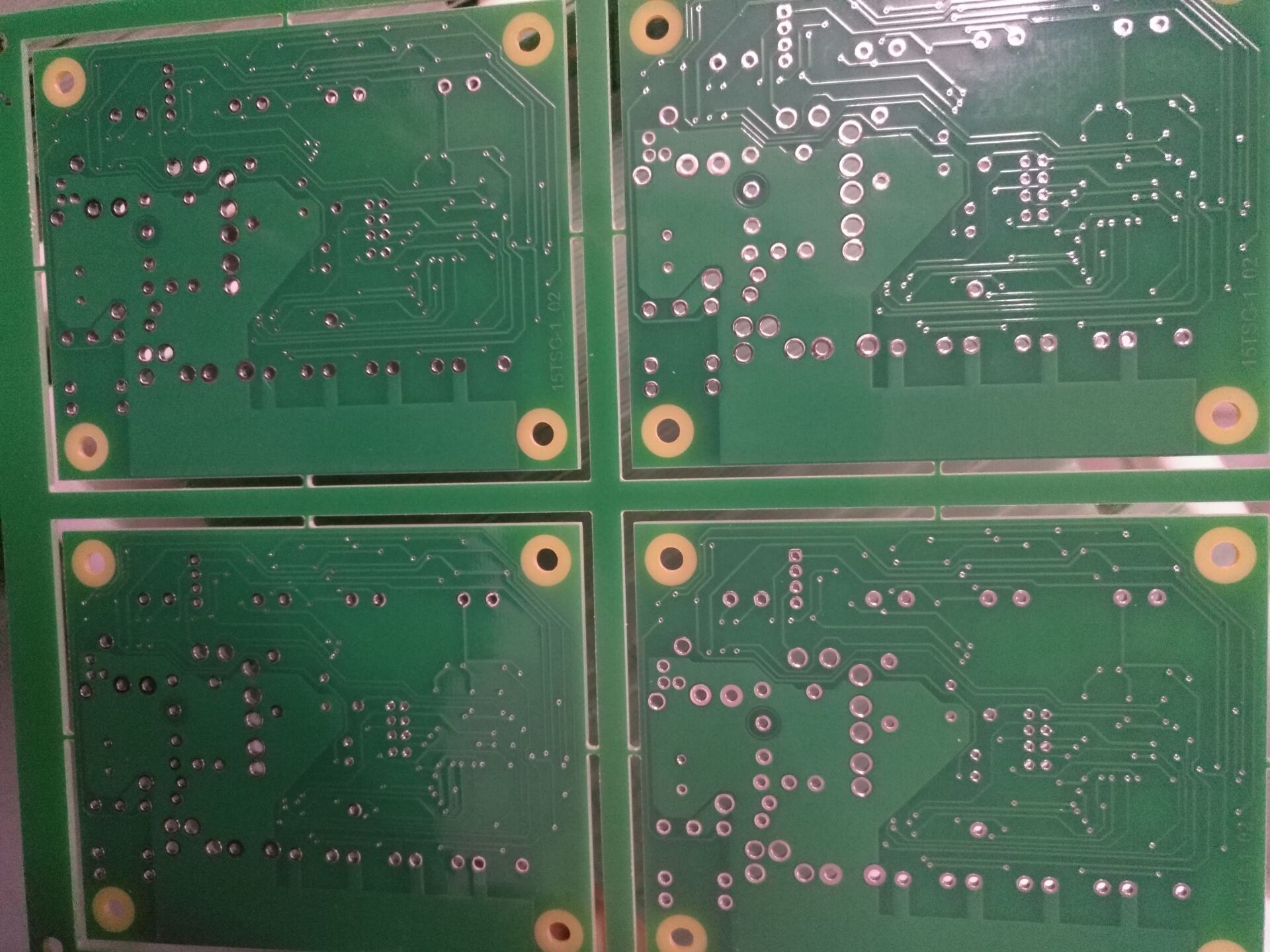 板子做工不錯(cuò)，打樣的時(shí)候領(lǐng)導(dǎo)老板很滿(mǎn)意，這次做了8層批量板，還是一如既往的好。感謝廠(chǎng)家！